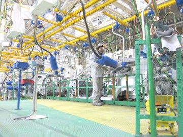 Roboţii iau locul angajaţilor la fabrica Dacia din Mioveni